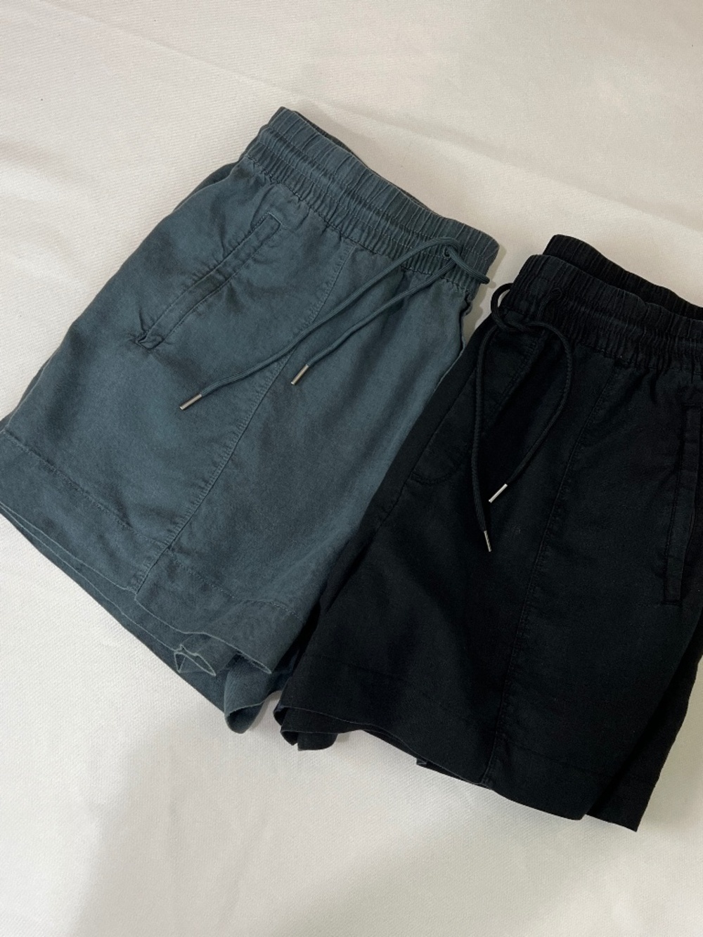 ATHLETA RETREAT LINEN MID RISE 4" SHORTS Black& Gray Size L
